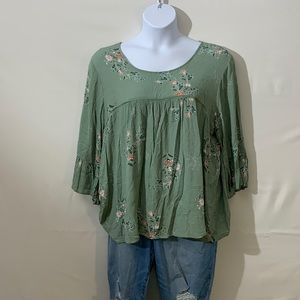 Womens Eyeshadow green floral top size 2X, good condition.